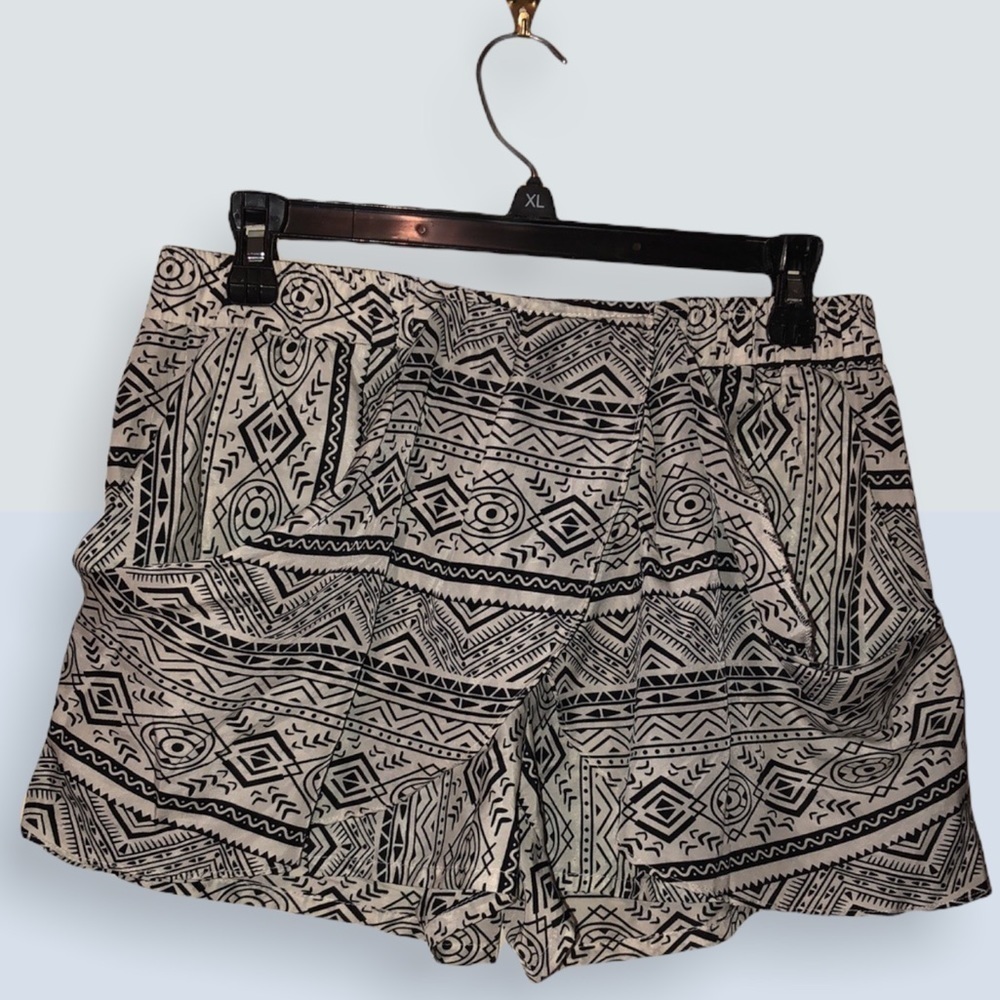 Umgee black and white Aztec pattern shorts, sz lg